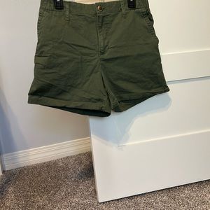 Green cargo shorts in a Medium from old navy! Never worn and in great condition